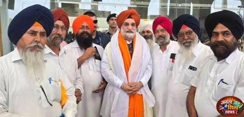 Delhi LG ने 2026 के पहले हेमकुंट साहिब जत्थे को हरी झंडी दिखाई Delhi LG ने 2026 के पहले हेमकुंट साहिब जत्थे को हरी झंडी दिखाई