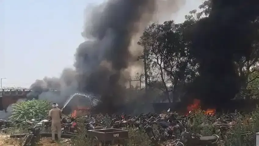 Alwar: हाईटेंशन लाइन से लगी आग ने खुशखेड़ा थाना को चपेट में लिया Alwar: हाईटेंशन लाइन से लगी आग ने खुशखेड़ा थाना को चपेट में लिया