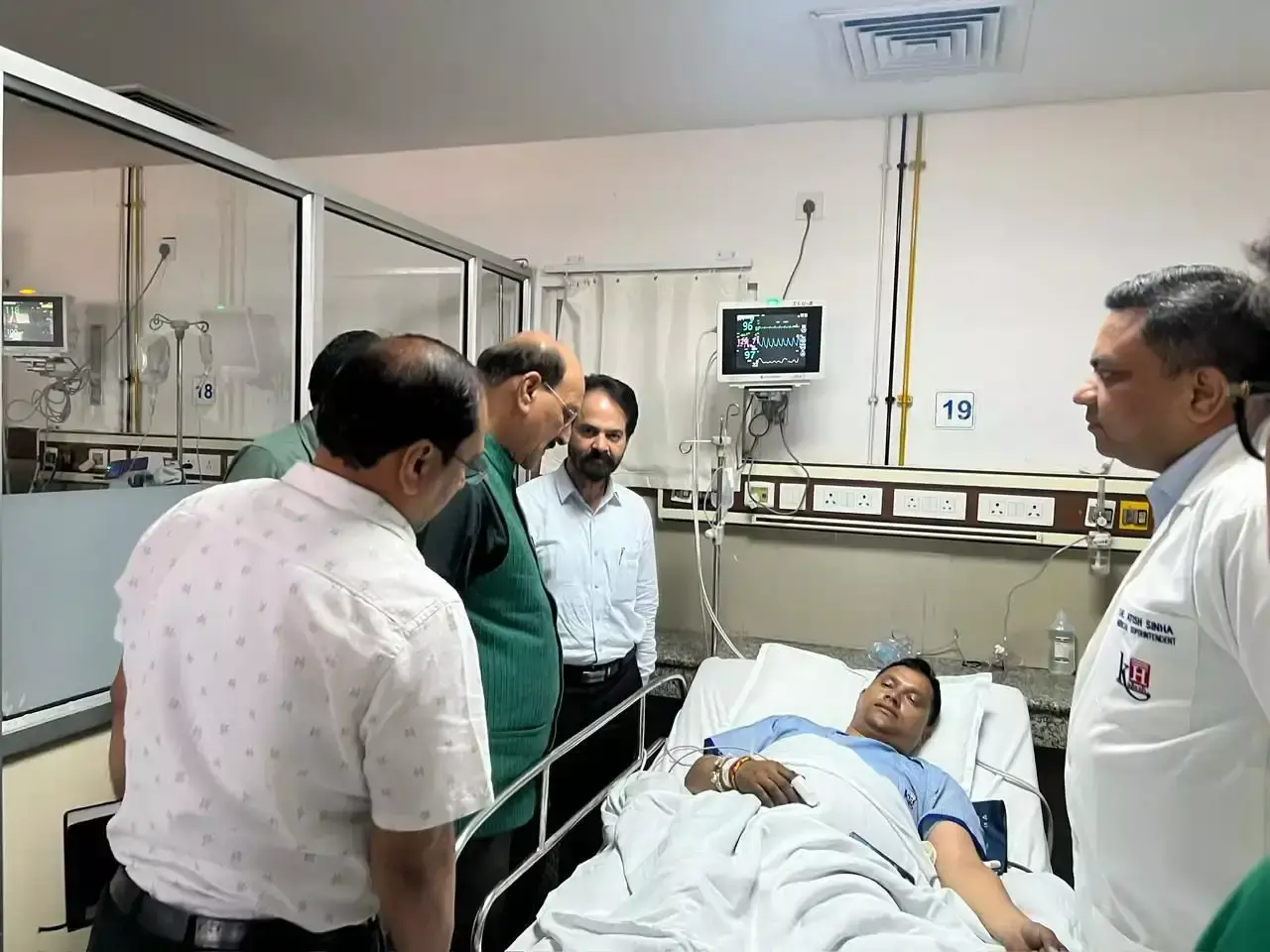 Dehradun: अग्निकांड में झुलसे लोगों का हाल जानने पहुंचे स्वास्थ्य मंत्री Dehradun: अग्निकांड में झुलसे लोगों का हाल जानने पहुंचे स्वास्थ्य मंत्री