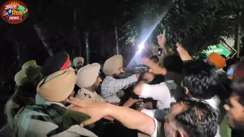 SAD नेता की गिरफ्तारी पर Faridkot में हंगामा SAD नेता की गिरफ्तारी पर Faridkot में हंगामा