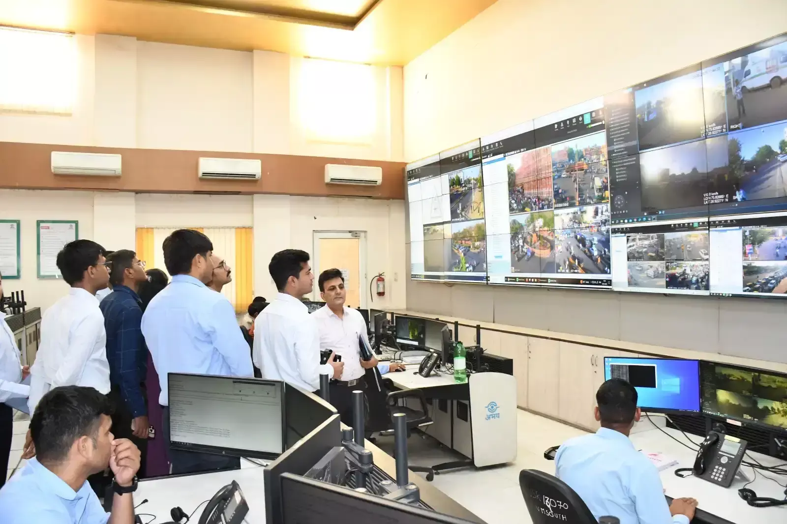 Jaipur: प्रशिक्षु आईपीएस अधिकारियों ने अभय कमांड सेंटर का किया निरीक्षण Jaipur: प्रशिक्षु आईपीएस अधिकारियों ने अभय कमांड सेंटर का किया निरीक्षण