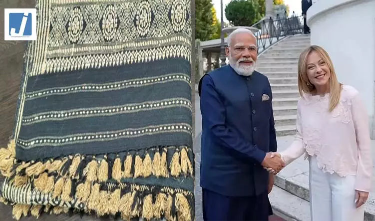 पीएम मोदी ने जॉर्जिया मेलोनी को भेंट की शिरुई लिली सिल्क स्टोल, इसकी खासियत भी जान लीजिए पीएम मोदी ने जॉर्जिया मेलोनी को भेंट की शिरुई लिली सिल्क स्टोल, इसकी खासियत भी जान लीजिए
