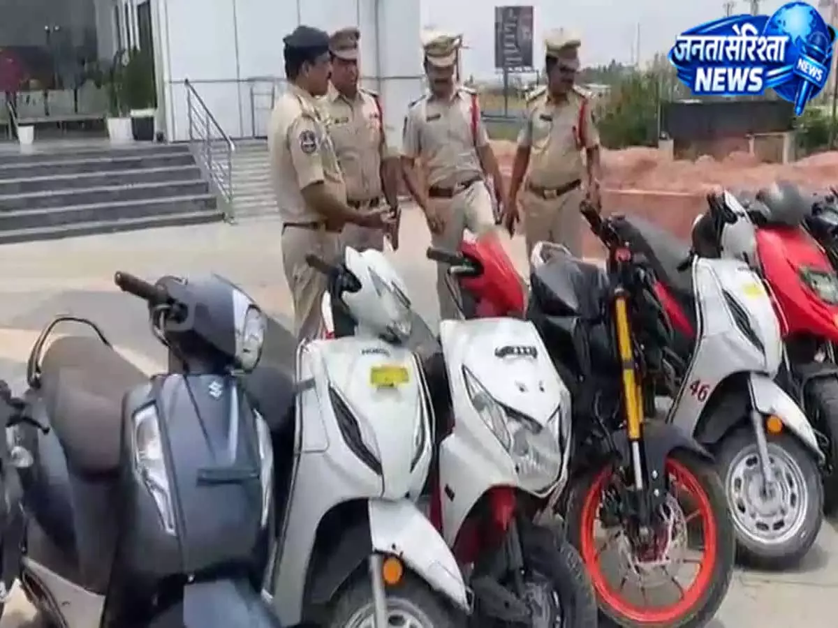 Hyderabad: वाहन चोरी के आरोप में दो डिलीवरी एजेंट और नाबालिग गिरफ्तार Hyderabad: वाहन चोरी के आरोप में दो डिलीवरी एजेंट और नाबालिग गिरफ्तार