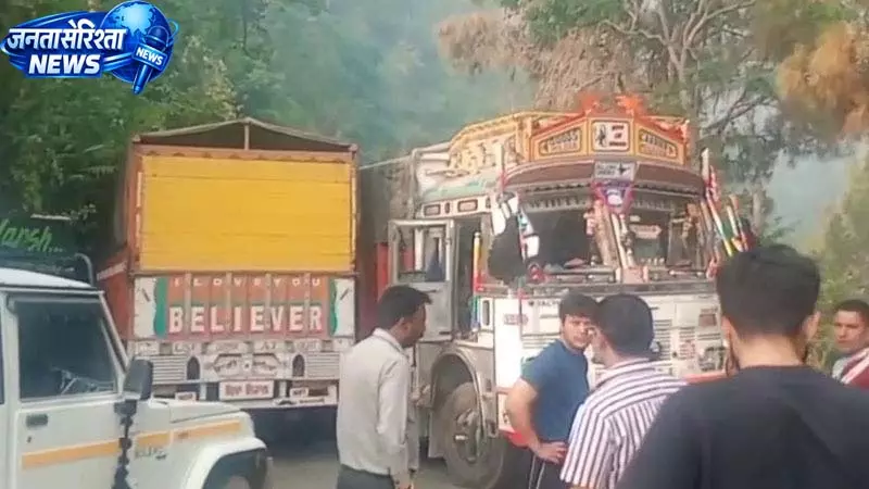 संकरी सडक़ पर 2 ट्रकों की टक्कर, लग गया लंबा जाम संकरी सडक़ पर 2 ट्रकों की टक्कर, लग गया लंबा जाम