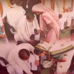 तेंदूपत्ता संग्राहकों के बीच पहुंचे CM विष्णुदेव साय, महुआ पेड़ के नीचे लगाई चौपाल तेंदूपत्ता संग्राहकों के बीच पहुंचे CM विष्णुदेव साय, महुआ पेड़ के नीचे लगाई चौपाल