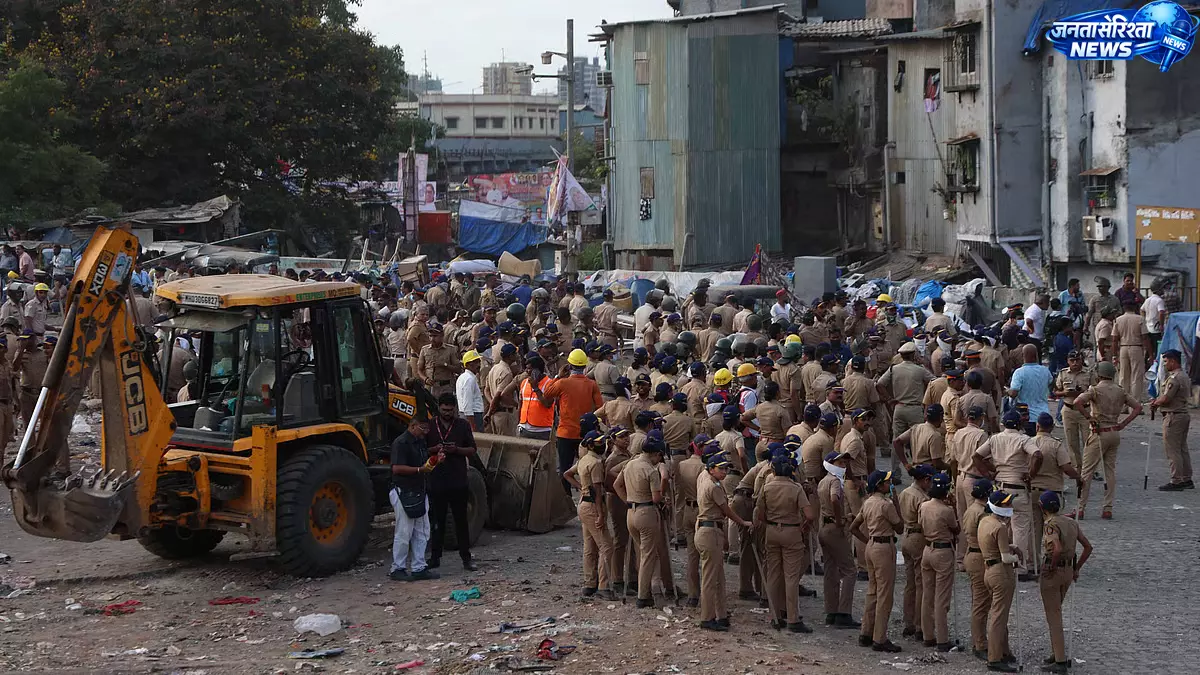 Bandra टर्मिनस अतिक्रमण अभियान हिंसक, 16 गिरफ्तार, 150 पर केस दर्ज Bandra टर्मिनस अतिक्रमण अभियान हिंसक, 16 गिरफ्तार, 150 पर केस दर्ज
