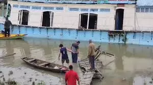 Srinagar: हाउसबोट हादसे के बाद एसडीआरएफ मौके पर पहुंची Srinagar: हाउसबोट हादसे के बाद एसडीआरएफ मौके पर पहुंची