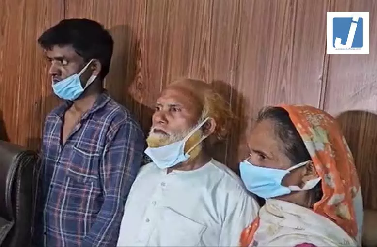 प्रेम-संबंध के कारण युवती की हत्या! शव के छह टुकड़े कर ट्रेन में फेंका, पिता समेत तीन गिरफ्तार प्रेम-संबंध के कारण युवती की हत्या! शव के छह टुकड़े कर ट्रेन में फेंका, पिता समेत तीन गिरफ्तार
