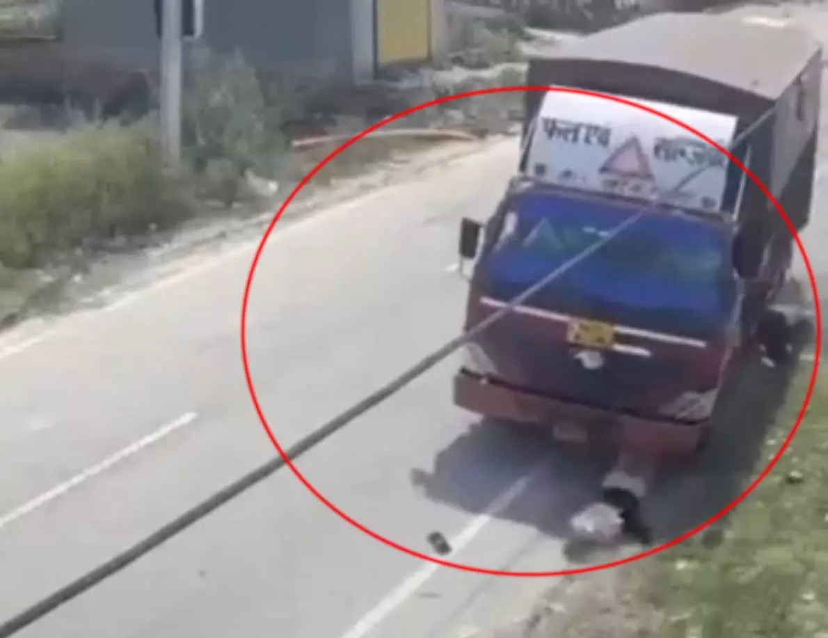 बाप रे! छात्रा की मौत का LIVE वीडियो...कैंटर ने कुचला बाप रे! छात्रा की मौत का LIVE वीडियो...कैंटर ने कुचला
