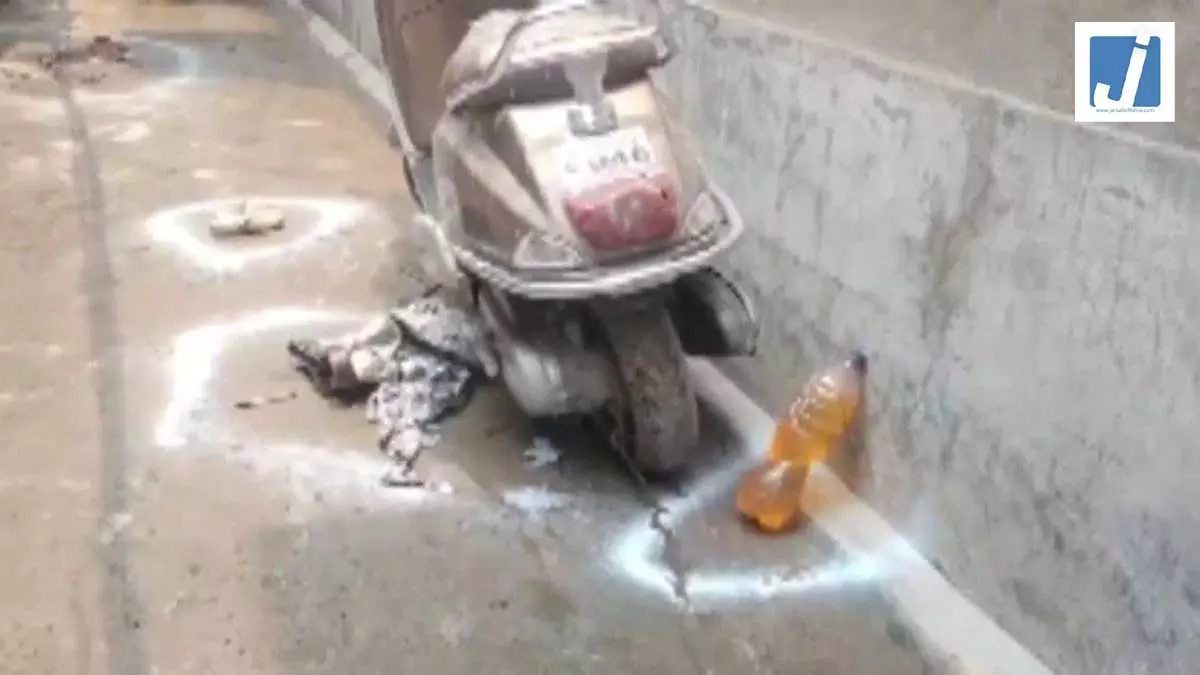 पहली पत्नी ने की दूसरी शादी, तो बौखलाए पति ने घर को फूंका, एक की दर्दनाक मौत पहली पत्नी ने की दूसरी शादी, तो बौखलाए पति ने घर को फूंका, एक की दर्दनाक मौत