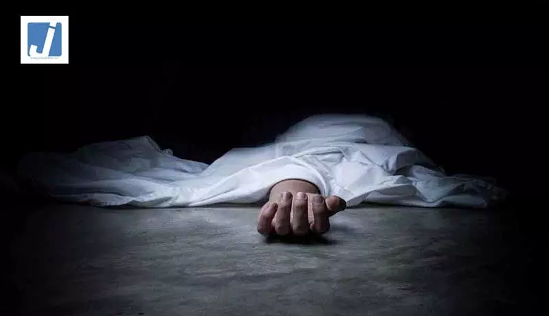 OMG! घरवालों ने दफना दी किसी और की लाश, कुछ दिन बाद जिंदा लौटा मृतक OMG! घरवालों ने दफना दी किसी और की लाश, कुछ दिन बाद जिंदा लौटा मृतक