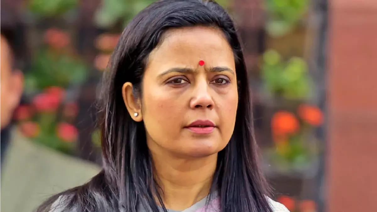 पशु कुर्बानी पर लगी रोक के खिलाफ महुआ मोइत्रा पहुंचीं हाईकोर्ट पशु कुर्बानी पर लगी रोक के खिलाफ महुआ मोइत्रा पहुंचीं हाईकोर्ट