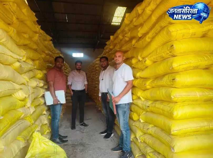 ओम फर्टिलाइज़र पर कार्रवाई, स्टॉक में 298 बोरी कम मिलने पर जप्त ओम फर्टिलाइज़र पर कार्रवाई, स्टॉक में 298 बोरी कम मिलने पर जप्त