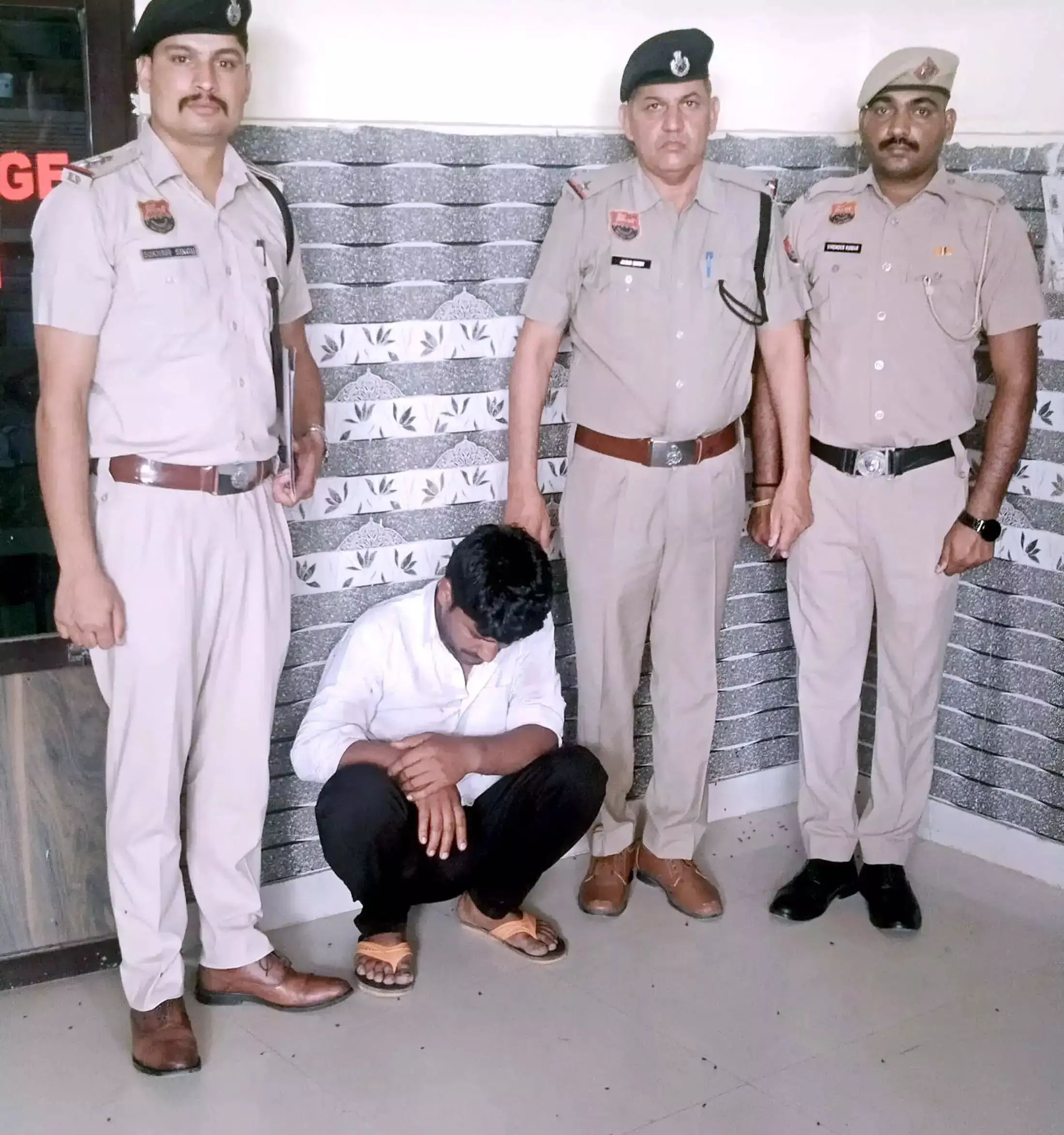 Jind: पारिवारिक विवाद में भाई ने ली भाई की जान, आरोपी गिरफ्तार Jind: पारिवारिक विवाद में भाई ने ली भाई की जान, आरोपी गिरफ्तार