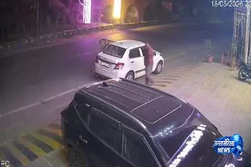 जौनपुर में तेज रफ्तार ट्रक ने खड़ी कार को मारी टक्कर, हादसा CCTV में कैद जौनपुर में तेज रफ्तार ट्रक ने खड़ी कार को मारी टक्कर, हादसा CCTV में कैद