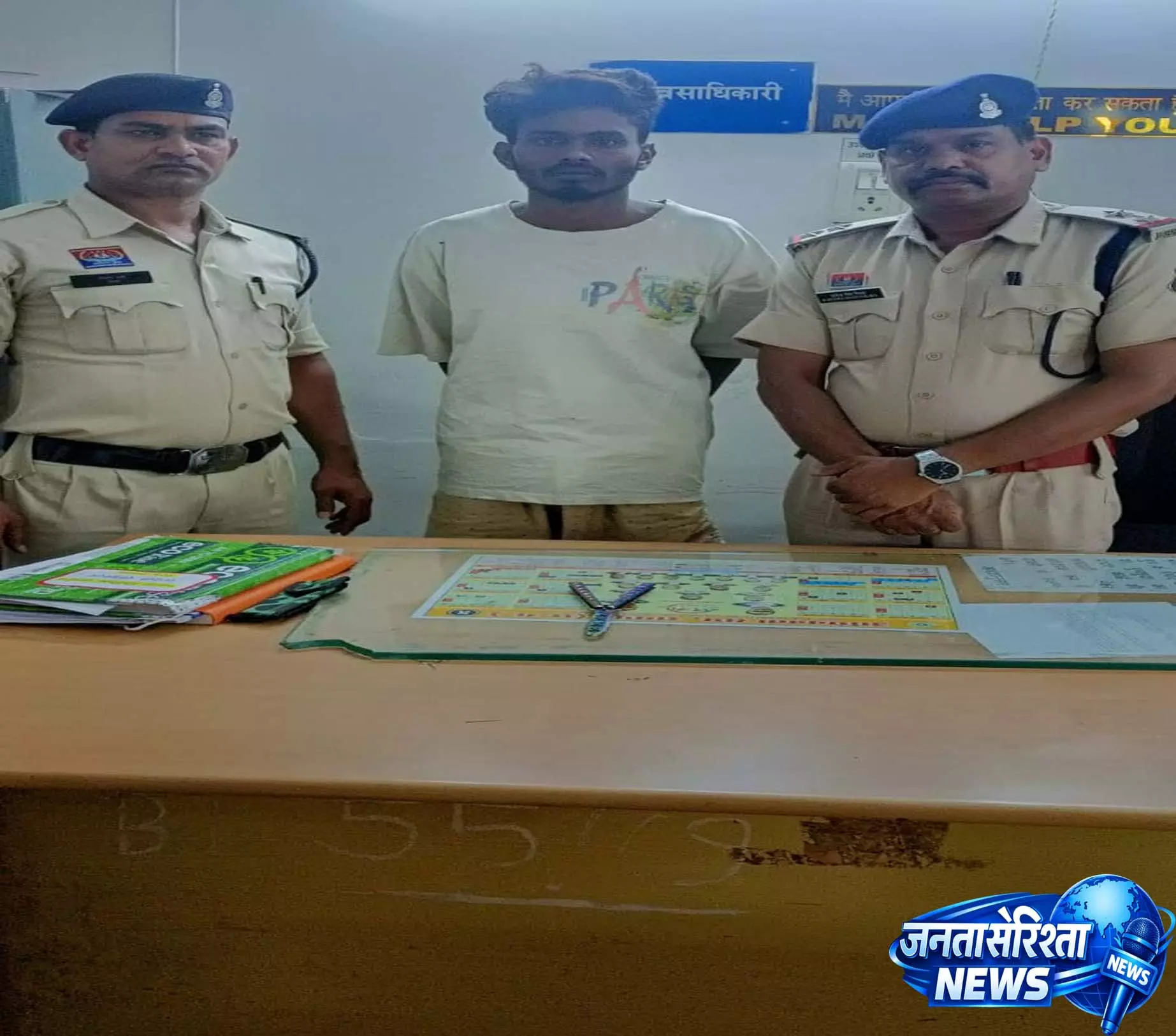 रायपुर में चाकू के साथ तीन आरोपी गिरफ्तार रायपुर में चाकू के साथ तीन आरोपी गिरफ्तार