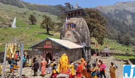 उत्तराखंड में वैदिक रीति-रिवाजों और मंत्रोच्चार के बीच मद्यमहेश्वर मंदिर के कपाट खुले उत्तराखंड में वैदिक रीति-रिवाजों और मंत्रोच्चार के बीच मद्यमहेश्वर मंदिर के कपाट खुले