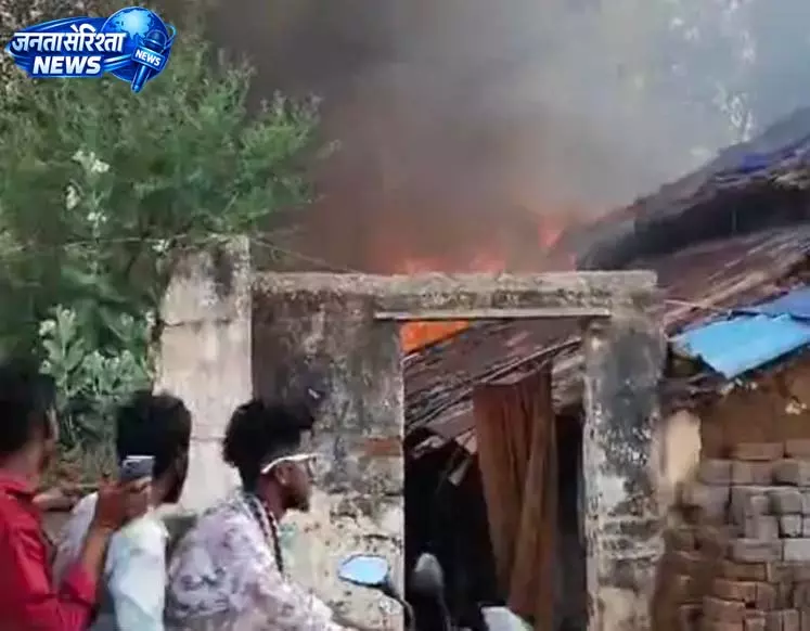 सूने मकान में लगी भीषण आग, दमकल टीम ने पाया काबू सूने मकान में लगी भीषण आग, दमकल टीम ने पाया काबू