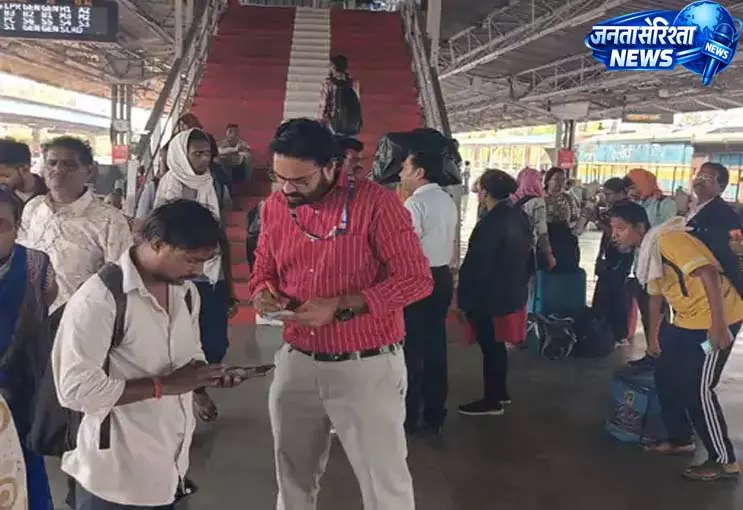 रायपुर रेलवे स्टेशन पर चला विशेष टिकट चेकिंग अभियान रायपुर रेलवे स्टेशन पर चला विशेष टिकट चेकिंग अभियान