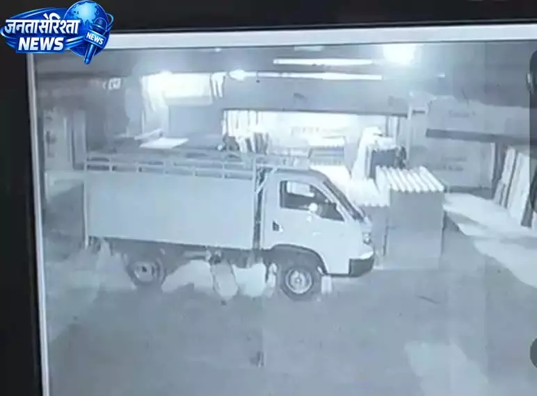 थाने के पास खड़ी गाड़ी से बैटरी चोरी, पुलिस गश्त पर उठे सवाल थाने के पास खड़ी गाड़ी से बैटरी चोरी, पुलिस गश्त पर उठे सवाल