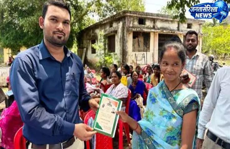 सुशासन तिहार में मिला नवीनीकृत राशन कार्ड ग्राम बड़ेपनेड़ा की सीता वेक के चेहरे पर लौटी मुस्कान सुशासन तिहार में मिला नवीनीकृत राशन कार्ड ग्राम बड़ेपनेड़ा की सीता वेक के चेहरे पर लौटी मुस्कान