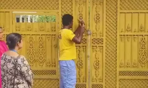 ED का बड़ा एक्शन, पूर्व DCP के बंद घर का ताला तोड़कर अंदर घुसी टीम, मचा हड़कंप ED का बड़ा एक्शन, पूर्व DCP के बंद घर का ताला तोड़कर अंदर घुसी टीम, मचा हड़कंप