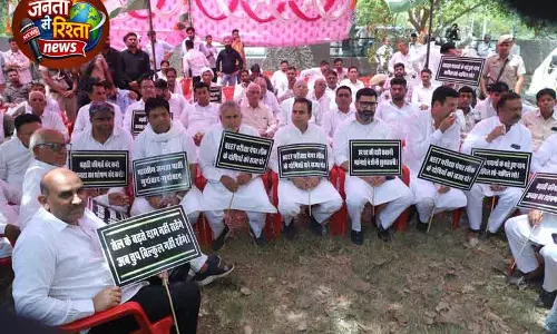 Sirsa में कांग्रेस का ईंधन कीमतों पर प्रदर्शन, सदन बांटा Sirsa में कांग्रेस का ईंधन कीमतों पर प्रदर्शन, सदन बांटा
