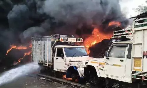 हरियाणा के Bahadurgarh में फैक्ट्री और स्क्रैप यार्ड में आग लग गई