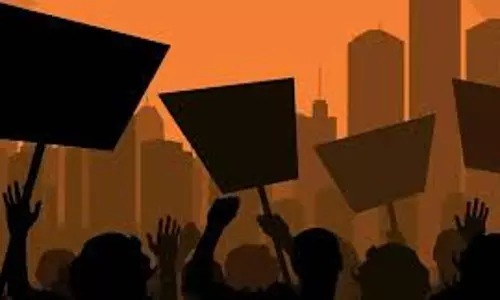 Mumbai: स्कूलों के निजीकरण के खिलाफ बीएमसी कर्मचारियों का विरोध Mumbai: स्कूलों के निजीकरण के खिलाफ बीएमसी कर्मचारियों का विरोध