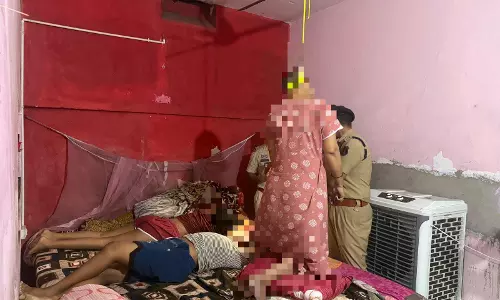 बिस्तर में बेटी-बेटे और फंदे में पति-पत्नी की लाश मिली
