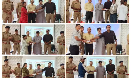 धमतरी में पुलिस ने फिर लौटाये 151 गुम मोबाइल, नागरिकों के चेहरे पर लौटाई मुस्कान धमतरी में पुलिस ने फिर लौटाये 151 गुम मोबाइल, नागरिकों के चेहरे पर लौटाई मुस्कान