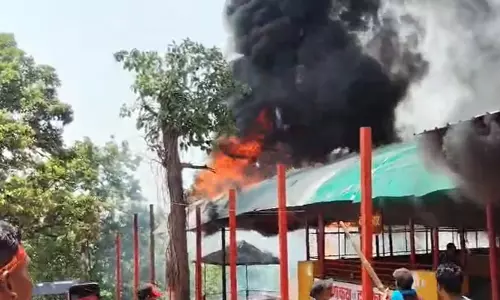 अगरबत्ती से मंदिर में लगी आग, श्रद्धालुओं में मचा हड़कंप अगरबत्ती से मंदिर में लगी आग, श्रद्धालुओं में मचा हड़कंप