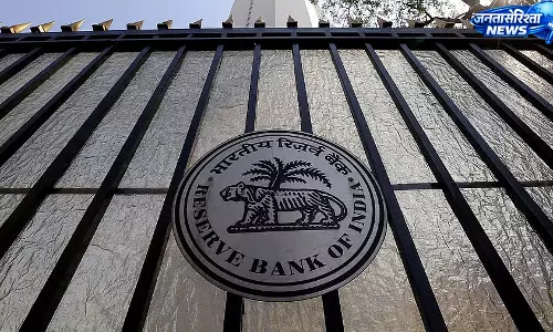 रुपये में गिरावट के बीच RBI के संभावित कदमों पर मंथन रुपये में गिरावट के बीच RBI के संभावित कदमों पर मंथन