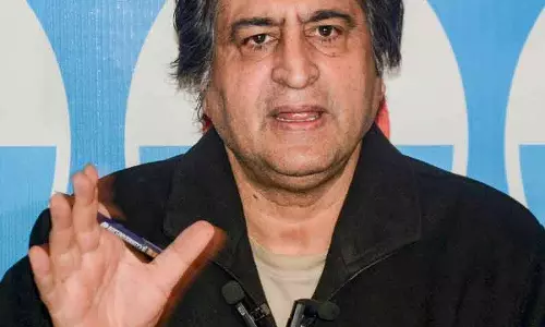Srinagar बरसी के मौके पर दोनों नेता हिरासत में Srinagar बरसी के मौके पर दोनों नेता हिरासत में