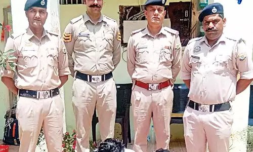 सोलन के धोबीघाट में एक मकान में दबिश देकर धरे तस्कर