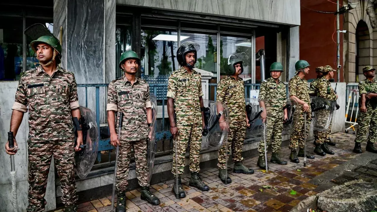 Kolkata: पश्चिम बंगाल में कानून-व्यवस्था बनाए रखने के लिए बड़ा सुरक्षा इंतजाम Kolkata: पश्चिम बंगाल में कानून-व्यवस्था बनाए रखने के लिए बड़ा सुरक्षा इंतजाम