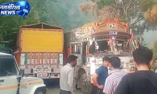 संकरी सडक़ पर 2 ट्रकों की टक्कर, लग गया लंबा जाम