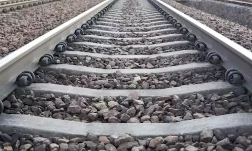 पटरी में चल रहा था मानसिक रोगी, मालगाड़ी के लोको पायलट ने दबाया ब्रेक, बची जान पटरी में चल रहा था मानसिक रोगी, मालगाड़ी के लोको पायलट ने दबाया ब्रेक, बची जान