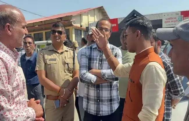 Mussoorie: मसूरी में यातायात व्यवस्था सुधारने के लिए शटल सेवा शुरू Mussoorie: मसूरी में यातायात व्यवस्था सुधारने के लिए शटल सेवा शुरू