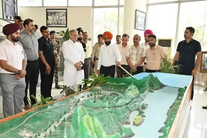 Bilaspur: राज्यपाल ने भाखड़ा बांध में बिजली उत्पादन व्यवस्था की जानकारी ली Bilaspur: राज्यपाल ने भाखड़ा बांध में बिजली उत्पादन व्यवस्था की जानकारी ली