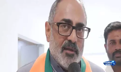 केरल BJP प्रमुख राजीव चंद्रशेखर ने नए स्पीकर को दी बधाई केरल BJP प्रमुख राजीव चंद्रशेखर ने नए स्पीकर को दी बधाई