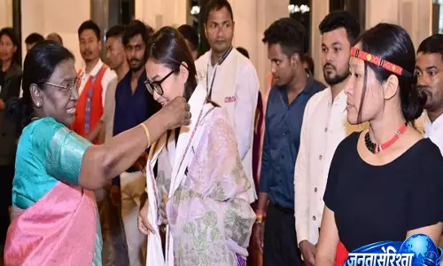 Manipur University के स्कॉलर ने राष्ट्रपति से मुलाकात, 3,000 रुपये के कौना क्राफ्ट बिजनेस को 3 करोड़ में बदला Manipur University के स्कॉलर ने राष्ट्रपति से मुलाकात, 3,000 रुपये के कौना क्राफ्ट बिजनेस को 3 करोड़ में बदला