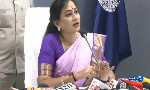 Visakhapatnam में 975 होम गार्ड्स को स्वास्थ्य बीमा, आंध्र गृह मंत्री ने किया वितरण Visakhapatnam में 975 होम गार्ड्स को स्वास्थ्य बीमा, आंध्र गृह मंत्री ने किया वितरण