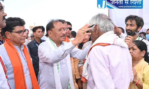 CM विष्णुदेव साय ने हितग्राहियों को अपने हाथों से पहनाया नजर का चश्मा