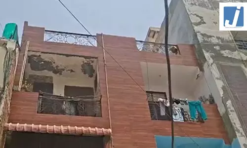 फ्लैट में दो पुरुषों के शव बरामद, पुलिस कर रही जांच