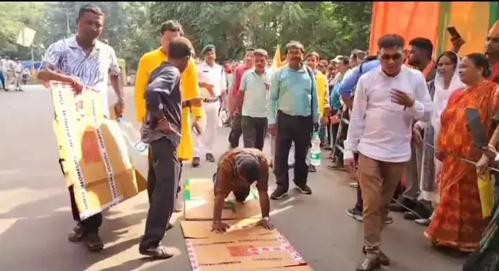 Kolkata: शुभेंदु अधिकारी से मिलने के लिए समर्थक ने किया अनोखा प्रयास Kolkata: शुभेंदु अधिकारी से मिलने के लिए समर्थक ने किया अनोखा प्रयास