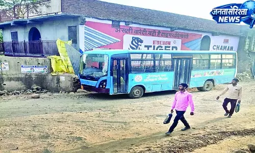 चोलथरा में फिर हांफी नीली बस