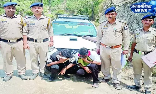 चरस की खेप लेकर घूम रहे बाप-बेटा को करवाई हवालात की सैर