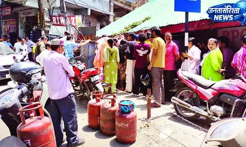 गैस सिलेंडर के लिए करना पड़ा घंटों इंतजार