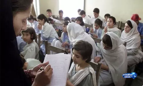 Pakistan: निजीकरण की मुहिम तेज़ होने से पंजाब प्रांत की शिक्षा व्यवस्था सिकुड़ी